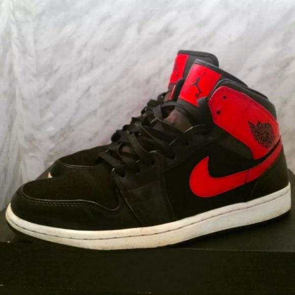 Nike Air Jordan 1 Mid 'Gym Red' Men's Sneaker Size 9 Black Red Bred 554724-024 - Picture 2 of 6